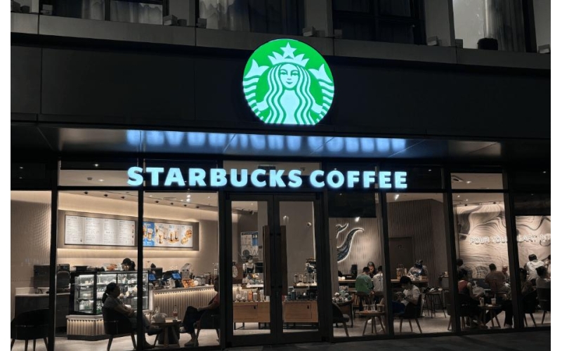 咖啡市场大逆转：皮爷一天关一店，瑞幸日销2000万杯 The first major reversal in the coffee market: Piye closes one store a day, Luckin Coffee sells 20 million cups per day