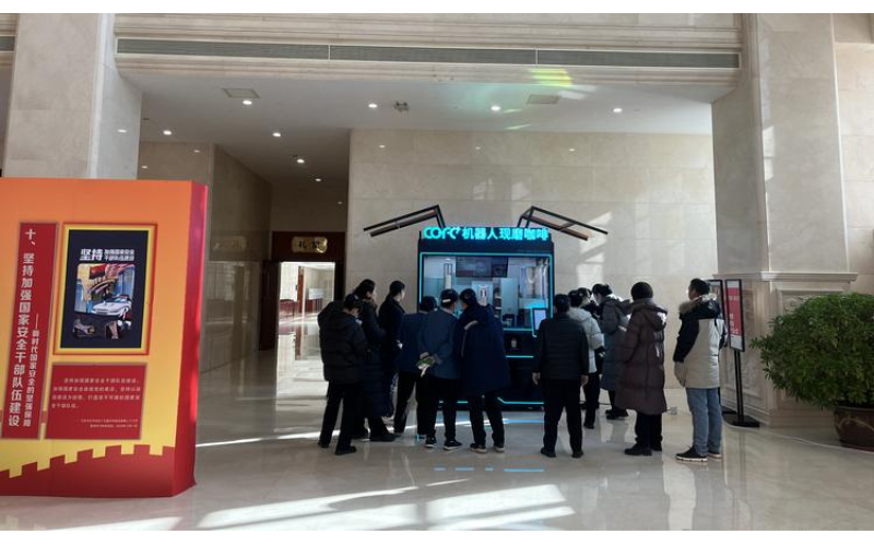 畅销65国的全能冠军咖啡机器人COFE+亮相中部省级党校The all-around champion coffee robot COFE+, which sells well in 65 countries, made its debut at the provincial party school in central China