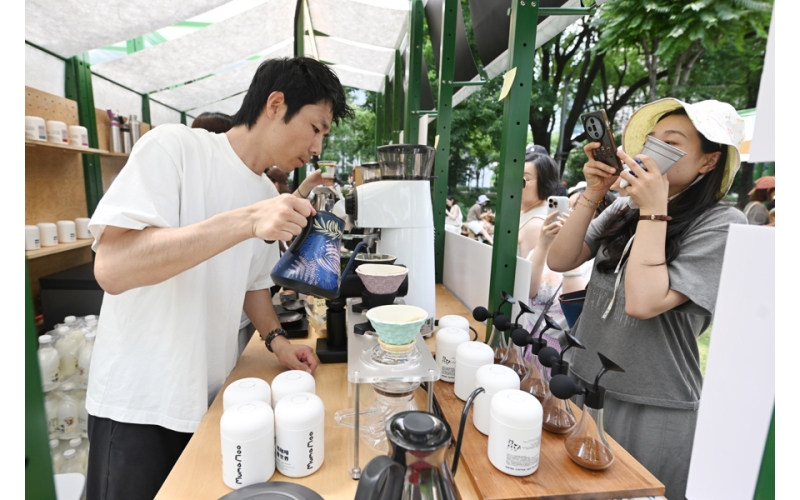 当咖啡遇上昆曲之美，陆家嘴咖啡文化节首次启动春季特别场When coffee meets the beauty of Kunqu Opera, the Lujiazui Coffee Culture Festival launches its first spring special event