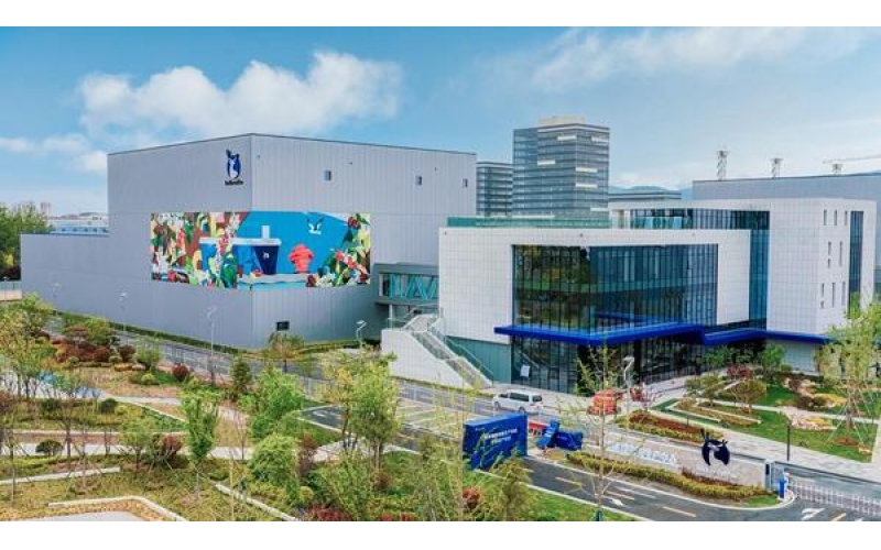 锚定新质生产力 聚力产业提质升级 青岛市领导调研瑞幸咖啡创新生产中心Anchoring new quality productivity, gathering strength, improving industry quality and upgrading. Qingdao city leaders conduct research on Luckin Coffee Innovation Production Center