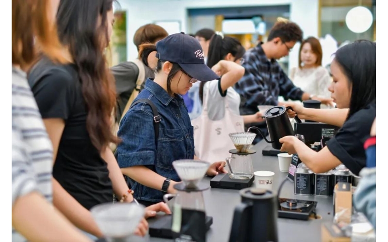 咖啡拉花冠军卢道强现场&ldquo;开课&rdquo;！云岩这场活动&ldquo;啡&rdquo;常火热Coffee latte art champion Lu Daoqiang starts live! Yunyan's event is often very popular