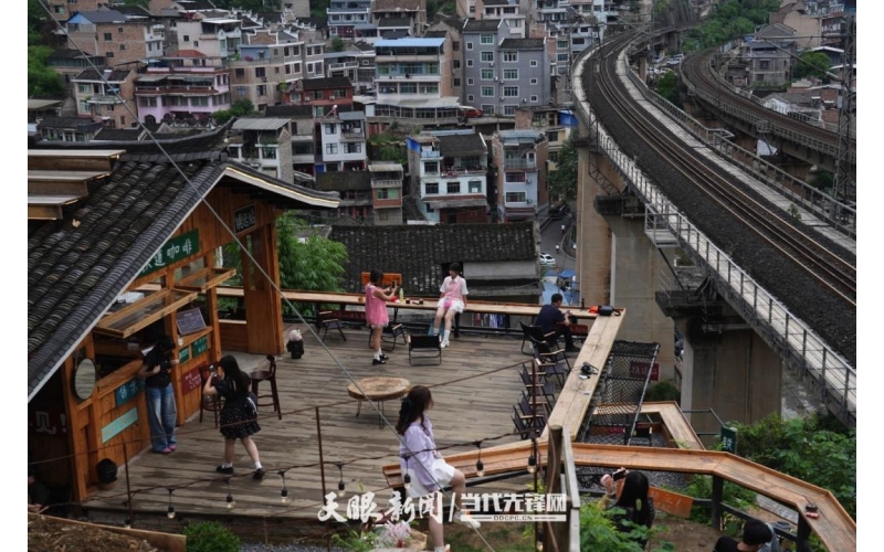 在镇远，捧一杯咖啡 等一列火车In Zhenyuan, holding a cup of coffee and waiting for a train