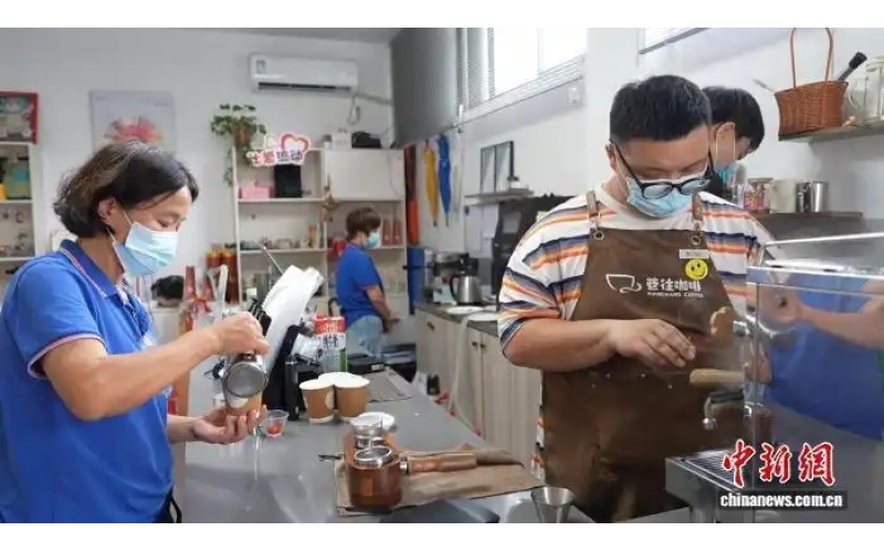 浙江平湖：一杯公益咖啡 煮出&ldquo;温暖与希望&rdquo;Pinghu, Zhejiang: A cup of public welfare coffee brewed with 'warmth and hope'