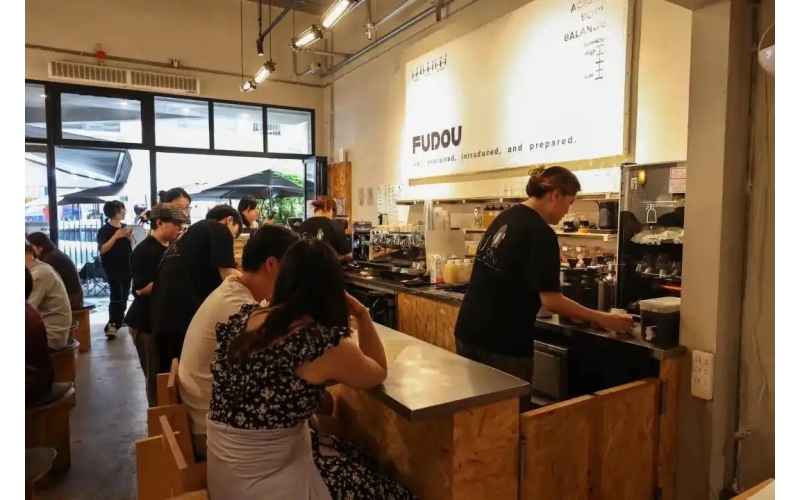 每日售出千杯+ 这个暑期胡豆咖啡有点&ldquo;挤&rdquo;Thousands sold daily&mdash;this summer, Hu Dou Coffee is a bit "crowded."