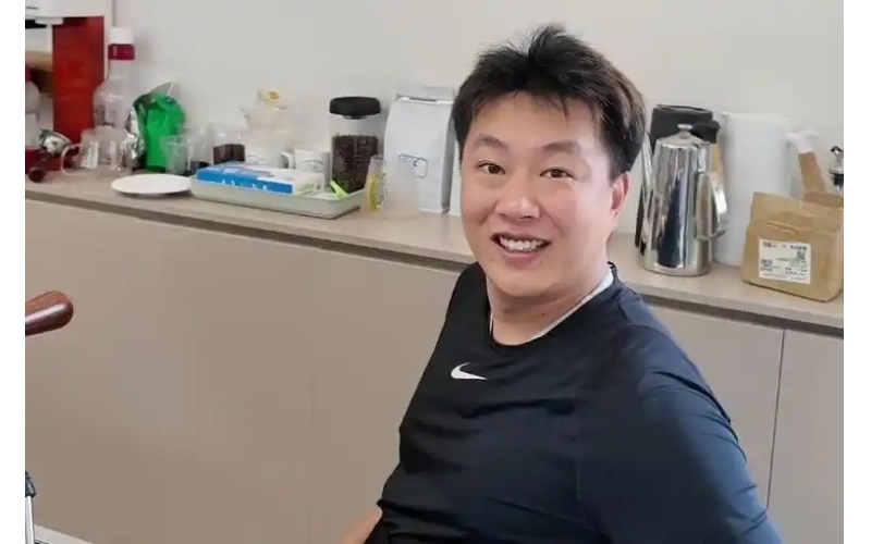 青岛故事丨27岁车祸后，青岛残疾小伙开了一间无障碍咖啡店Qingdao Story - After a 27 year old car accident, a disabled young man in Qingdao opened an accessible coffee shop
