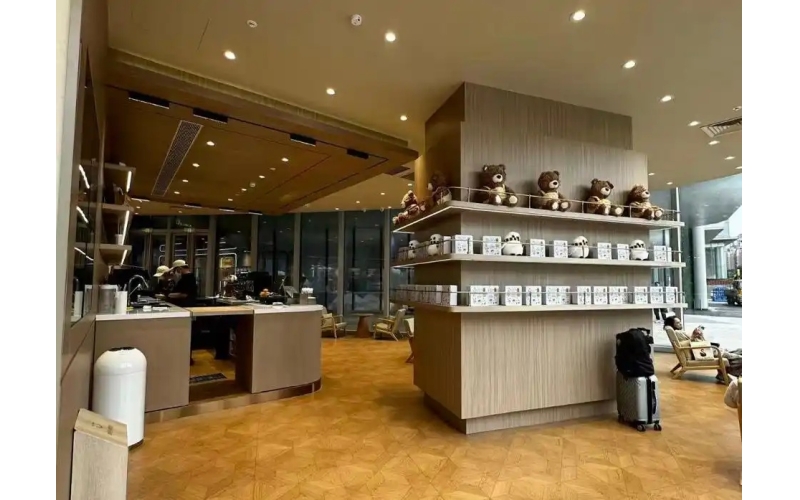跨界咖啡的名创优品，奔着星巴克就去了？Did the renowned cross-border coffee brand go straight to Starbucks?