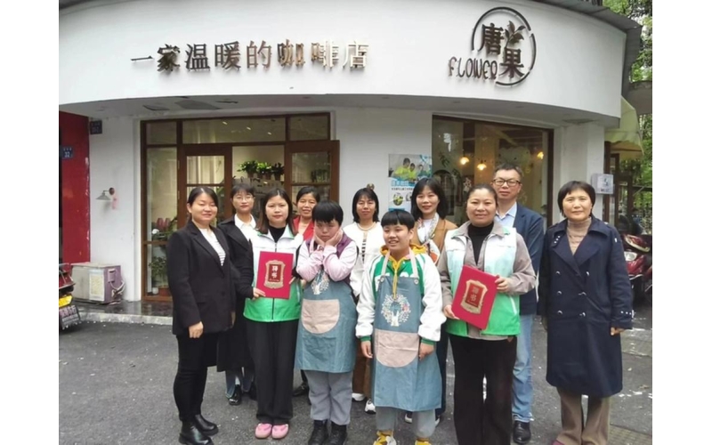 一位唐宝母亲与她的咖啡店A mother of Tang Bao and her coffee shop